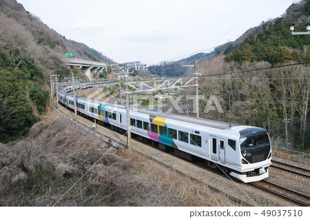 中央線E 257特快列車，在冬季枯萎的曲線上 49037510