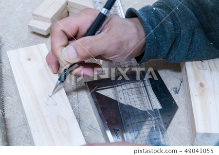 Carpenters produce various electric tools, handmade woodwork, indoor interior work 49041055