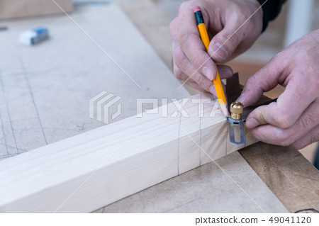 Carpenters produce various electric tools, handmade woodwork, indoor interior work 49041120