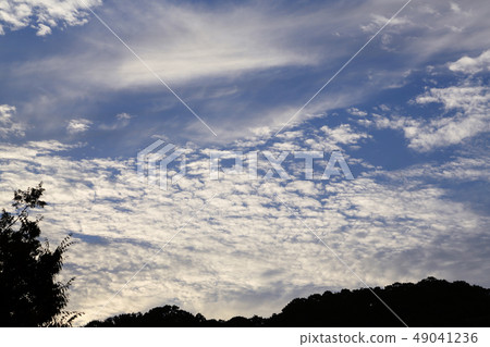 Blue sky and white clouds in early summer Blue sky and white clouds in early summer 49041236