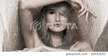 Fashion Young Asian Woman Silver Gray hair big hat 49042640