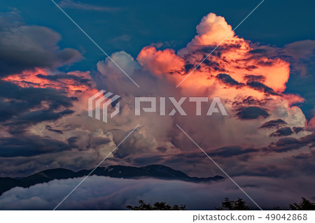 Cumulus clouds of sunset seen from Bohai Shindo and Inukagatake and mountains in the direction of Asahi and Yukikuradake 49042868