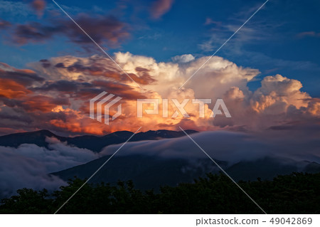 Cumulus clouds of sunset seen from Bohai Shindo and Inukagatake and mountains in the direction of Asahi and Yukikuradake Cumulus clouds of sunset seen from Bohai Shindo and Inukagatake and mountains in the direction of Asahi and Yukikuradake 49042869