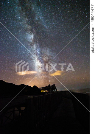 “Izu Islands Kozushima”Akazaki Observatory和來自赤坂木板路的夏季銀河系 “Izu Islands Kozushima”Akazaki Observatory和來自赤坂木板路的夏季銀河系 49044477