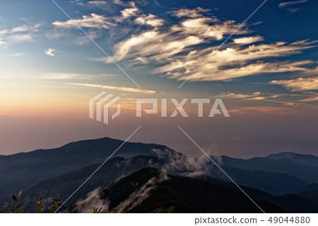 山脈和日本海到從渤海Shindo Inukagatake看見的黃昏的天鵝山 49044880