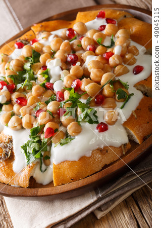 Fatteh Pita with Chickpeas and Yogurt 49045115