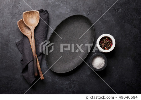 Cooking wooden utensils and empty plate 49046684