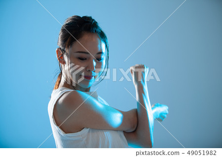 冒汗在瑜伽的少婦 49051982
