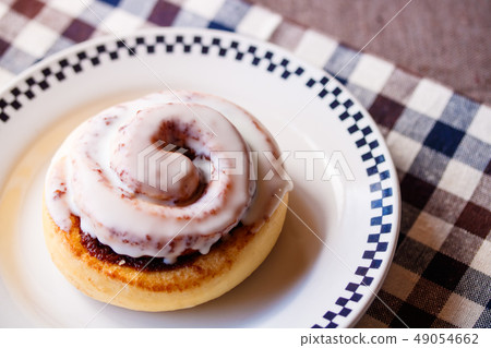 cinnamon roll  49054662