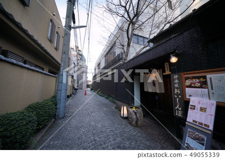 日本的東京都市風景Kagurazaka，兵庫縣Yokocho後面行 49055339