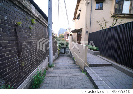 日本的東京都市風景在Kagurazaka的後面胡同和普遍的斑點 日本的東京都市風景在Kagurazaka的後面胡同和普遍的斑點 49055848