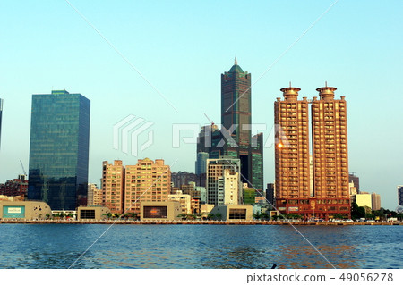 高雄港，台灣高雄，黃昏的海濱，摩天大樓和藍天， 49056278