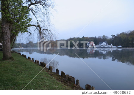 比利時的Jenval湖（比利時湖的Genval） 49058682