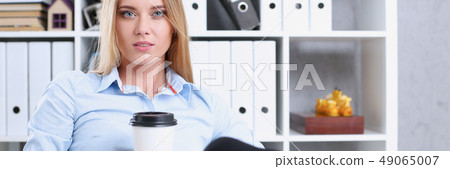 Smiling business woman drinking coffee 49065007