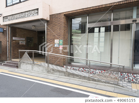 在公共設施的入口處收到斜坡 49065155