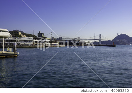 Aka Port的Yamaguchi Shimonoseki Kanmon海峽Akamon橋 Aka Port的Yamaguchi Shimonoseki Kanmon海峽Akamon橋 49065250