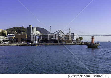 山口下關Kanmon海峽Kanmon橋和Karato市場Karato碼頭防波堤紅白相間的燈塔 49065319