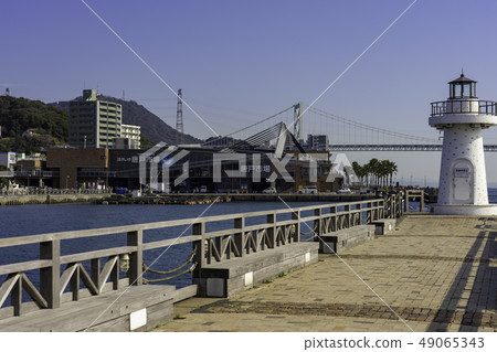 山口下關Kanmon海峽Kanmon橋和Karato市場Karato碼頭防波堤紅白相間的燈塔 49065343