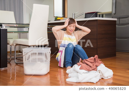 一個把重點放在家務上的女人 一個把重點放在家務上的女人 49065820