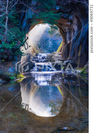 (Chiba Prefecture) Kameiwa Cave / Deep Groove Waterfall Heart-shaped glow 49069731