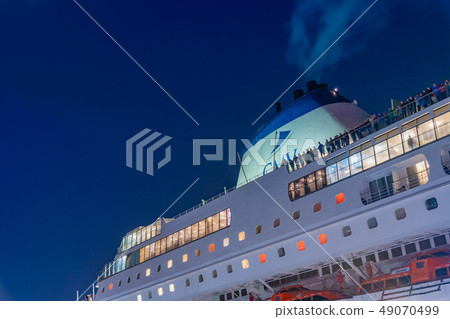 豪華遊輪停泊在大碼頭 49070499