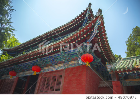Shaolin is a Buddhist monastery in central China. 49070975