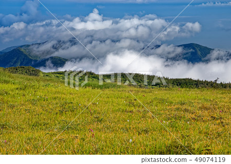Bohai Shinto, Kuroiwada's Moors and Unlined Clouds to the Inugagatake 49074119