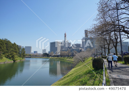 日本的東京都市風景我看皇宮和大都會警察局等。 日本的東京都市風景我看皇宮和大都會警察局等。 49075478