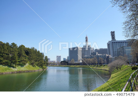 日本的東京都市風景我看皇宮和大都會警察局等。 日本的東京都市風景我看皇宮和大都會警察局等。 49075479