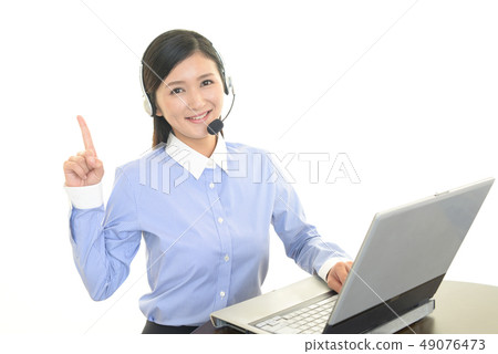 一個微笑的操作員指示 一個微笑的操作員指示 49076473