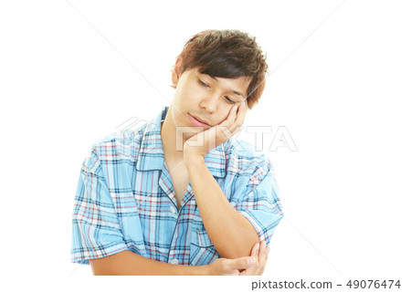 一個疲憊的表情的男人 一個疲憊的表情的男人 49076474