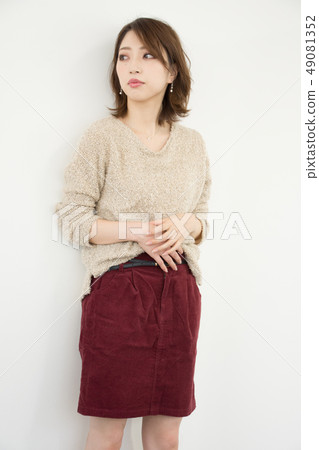 一個女人在秋天的衣服 49081352