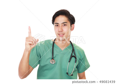 一位微笑的醫生指示 49081439