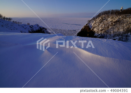 Icy Ice Overlooking the Snowy Winter Icy Ice Overlooking the Snowy Winter 49084391