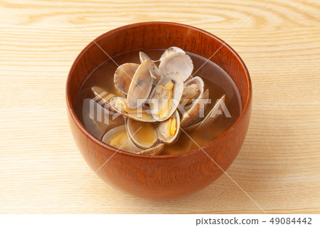 Clam miso soup 49084442