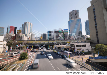 在日本飯田橋站前等的東京都市風景(在後面的JR飯田橋站) 在日本飯田橋站前等的東京都市風景(在後面的JR飯田橋站) 49085877
