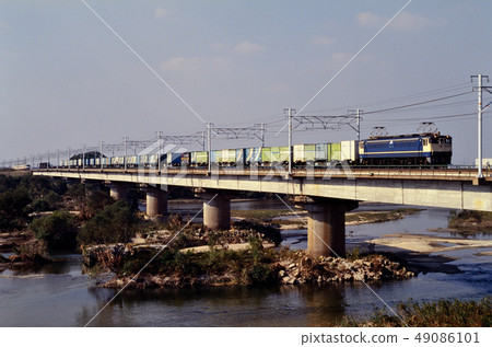 1994穿越Yahagi河的EF651050集裝箱貨運列車 49086101