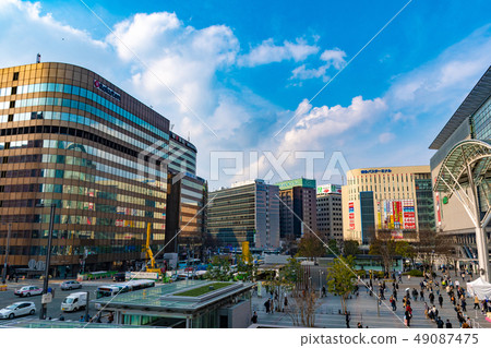 藍天和博多車站廣場（福岡的都市風景） 49087475