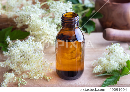 Homemade meadowsweet tincture with fresh plant Homemade meadowsweet tincture with fresh plant 49091004