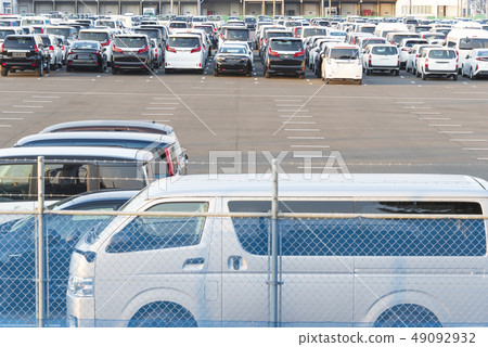 汽車游泳池停車場新車出口 汽車游泳池停車場新車出口 49092932