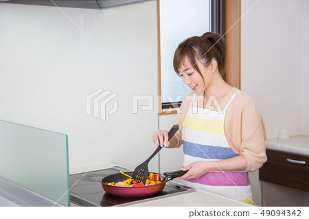 Woman cooking 49094342