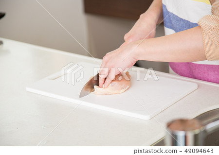 女人切肉 49094643