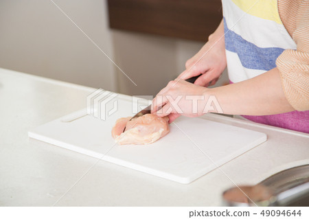 女人切肉 49094644