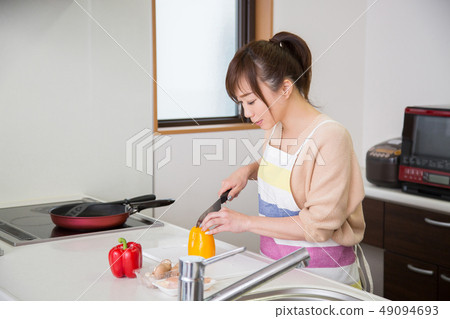 一個女人切蔬菜 一個女人切蔬菜 49094693