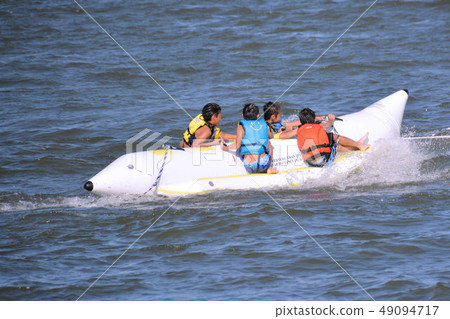 在水中玩耍 在水中玩耍 49094717