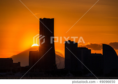 “神奈川縣”橫濱港未來和鑽石富士 “神奈川縣”橫濱港未來和鑽石富士 49096650