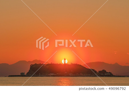 Sunset rare scenery (pollen halo and Enoshima) 49096792