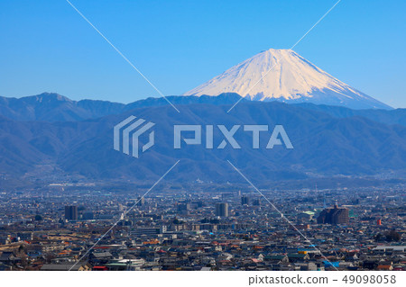 ■富士山和甲府盆地晴朗的天氣■近Shikishima綜合公園■山梨縣啟城■ ■富士山和甲府盆地晴朗的天氣■近Shikishima綜合公園■山梨縣啟城■ 49098058