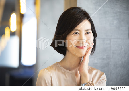 50歲的女性 49098321
