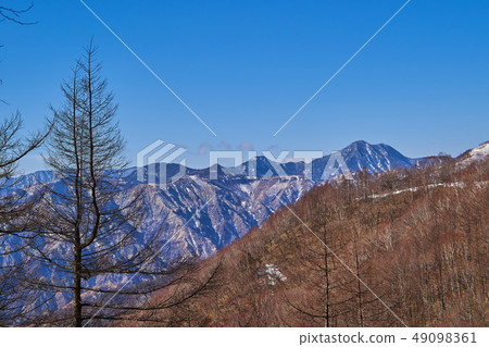 Oku Nikko從剩下的雪的半月看山（Okaikaisan等） 49098361